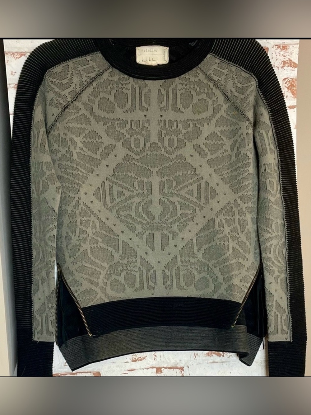 Nicole Miller Elegant Crewneck Sweater with Intricate Embossed Pattern SzS